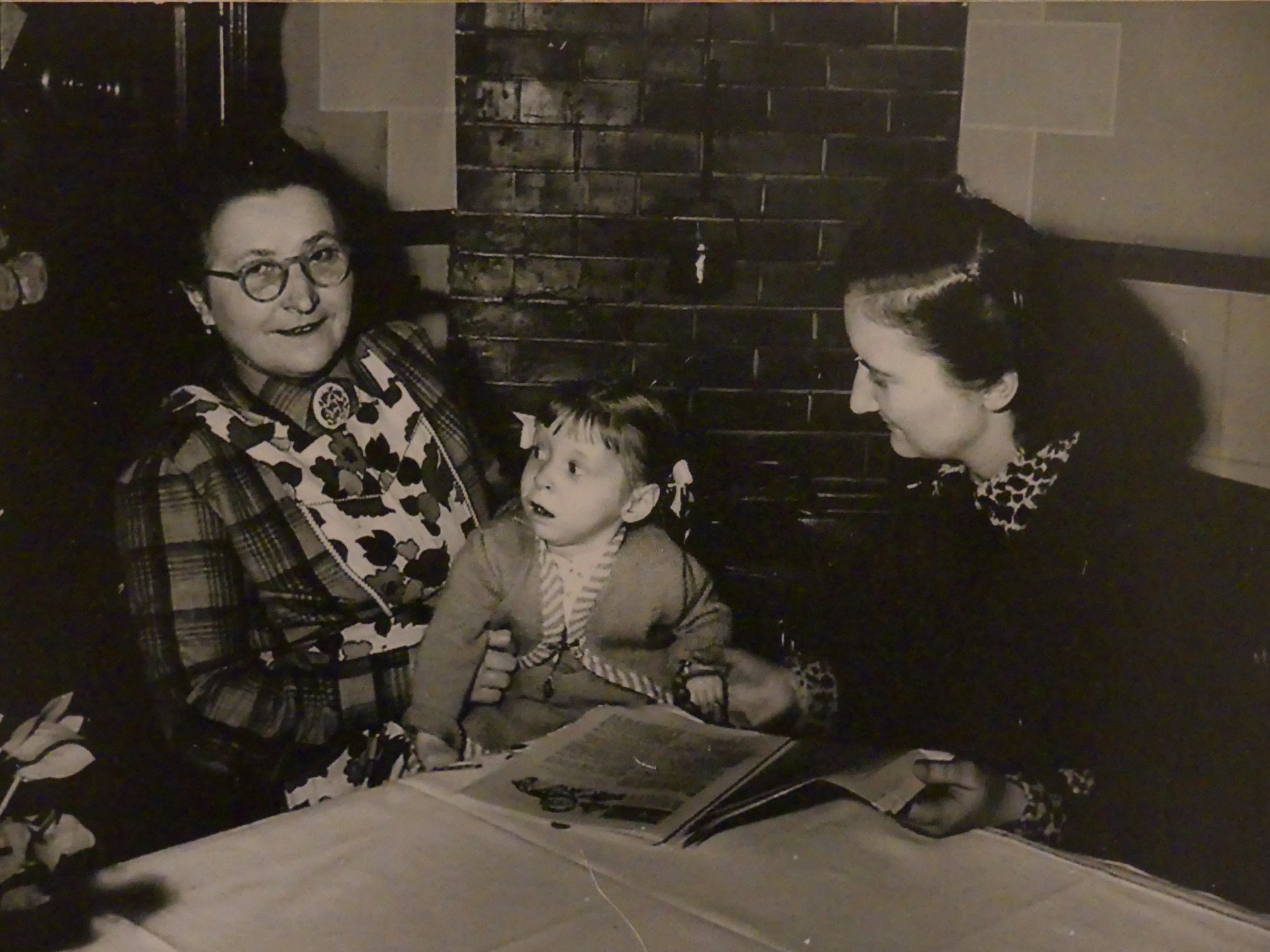 Mémé Marguerite, ma maman Milou et ma petite soeur Anne-Marie